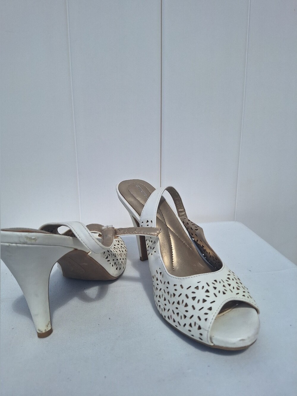 Andrew Geller White Peep-Toe Slingback Heels with Laser Cut Detail Size 7